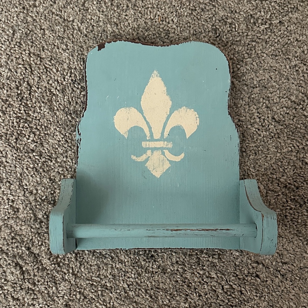 Small Vintage Blue towel holder with Fleur-de-Lis Design